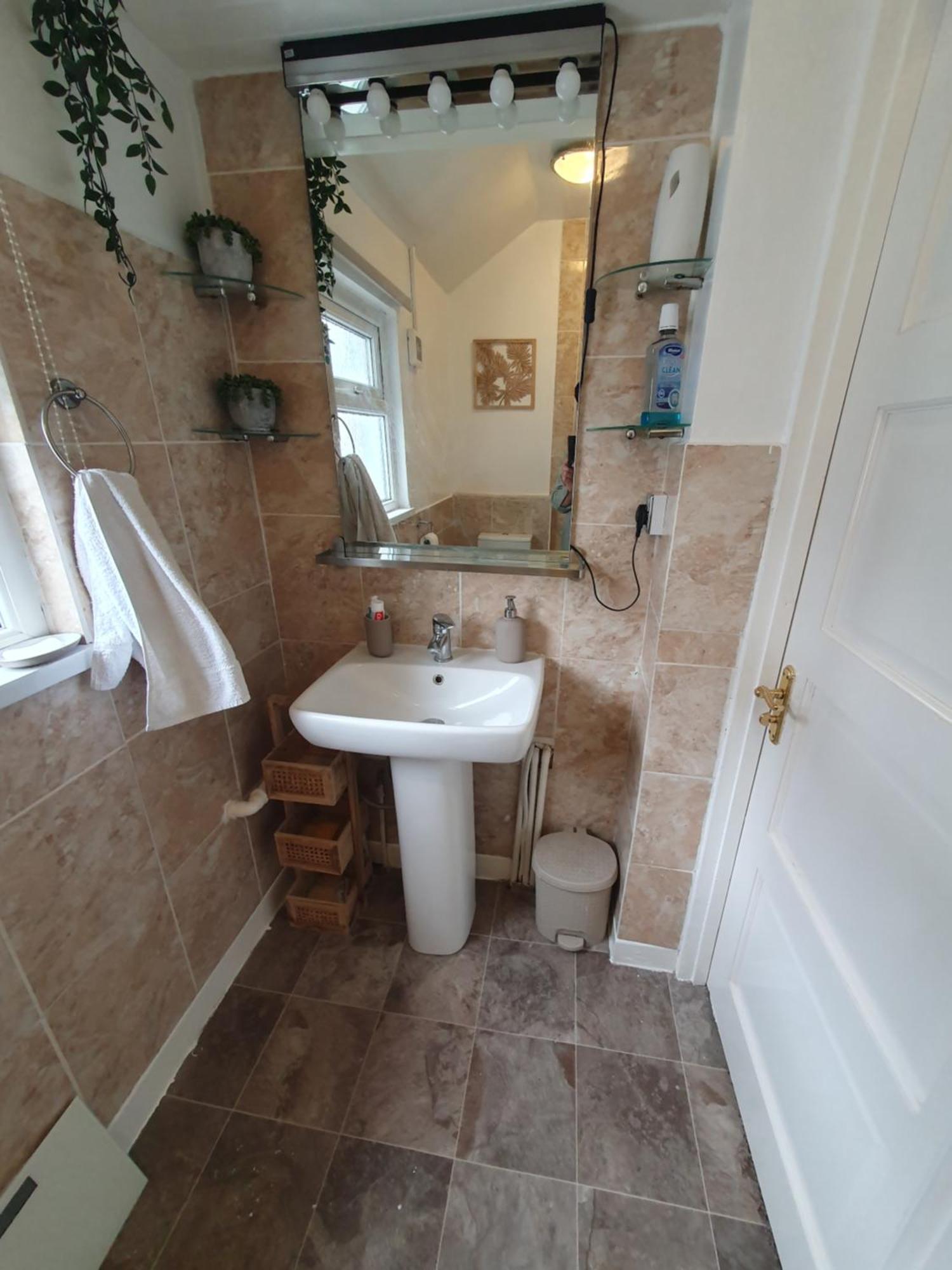 Private Room In Кардифф Экстерьер фото