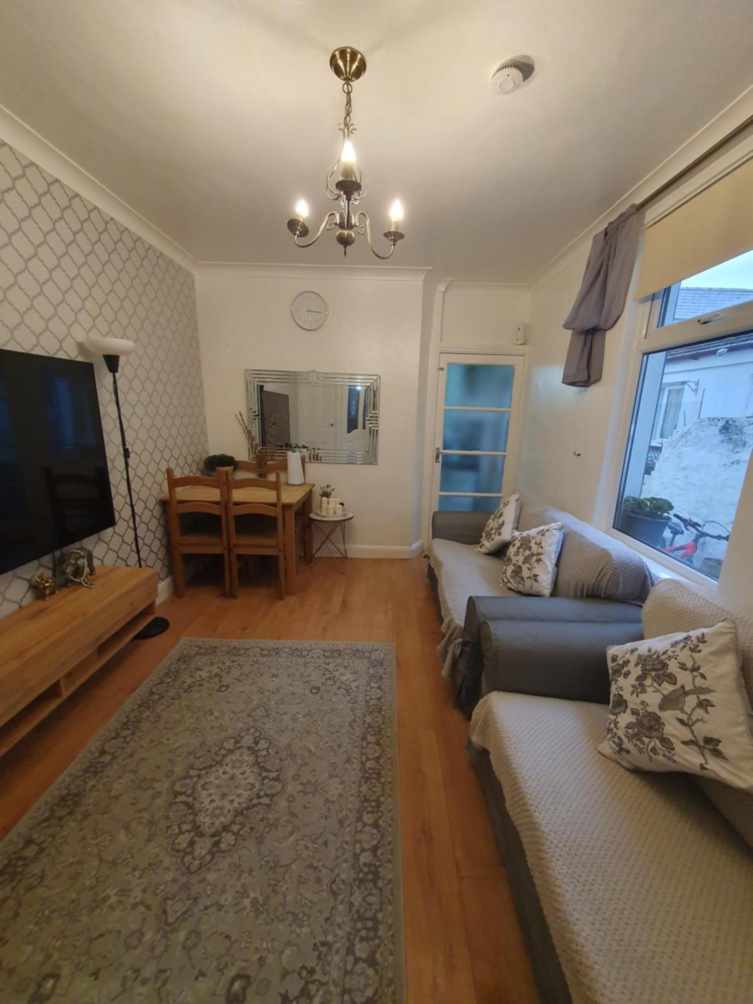 Private Room In Кардифф Экстерьер фото